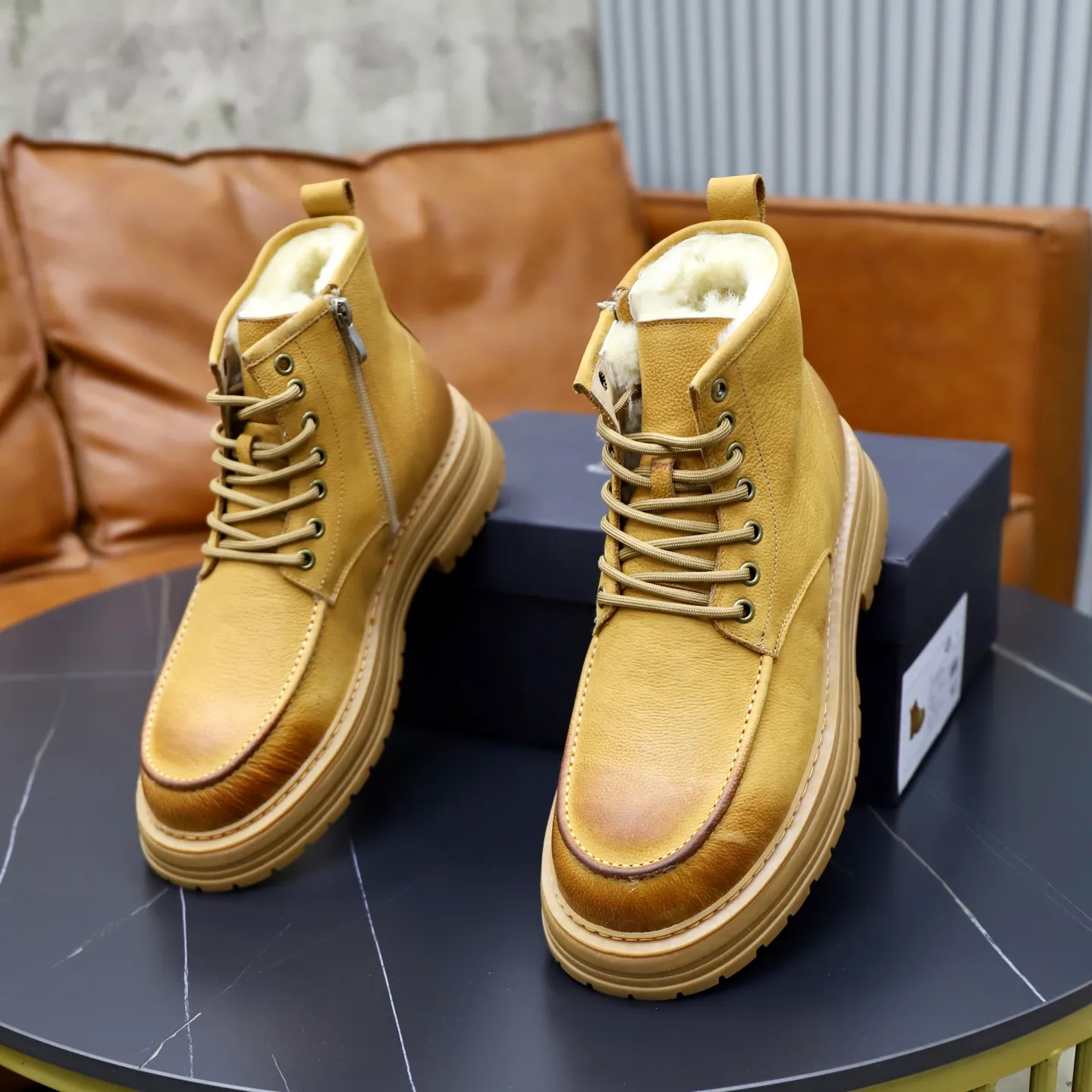 Ex-factory price: 680💰Thick wool imported from Australia Brand: UGG genuine purchasing agent Size: 38-44 (customized in 45) Grade: Official website 1:1 Material: First-layer genuine leather waterproof and antifreeze upper Real wool lining Original non-slip Soft wear-resistant outsole Style category: Men's casual shoes Trendy style Comfortable on the feet Color: Official website color synchronization